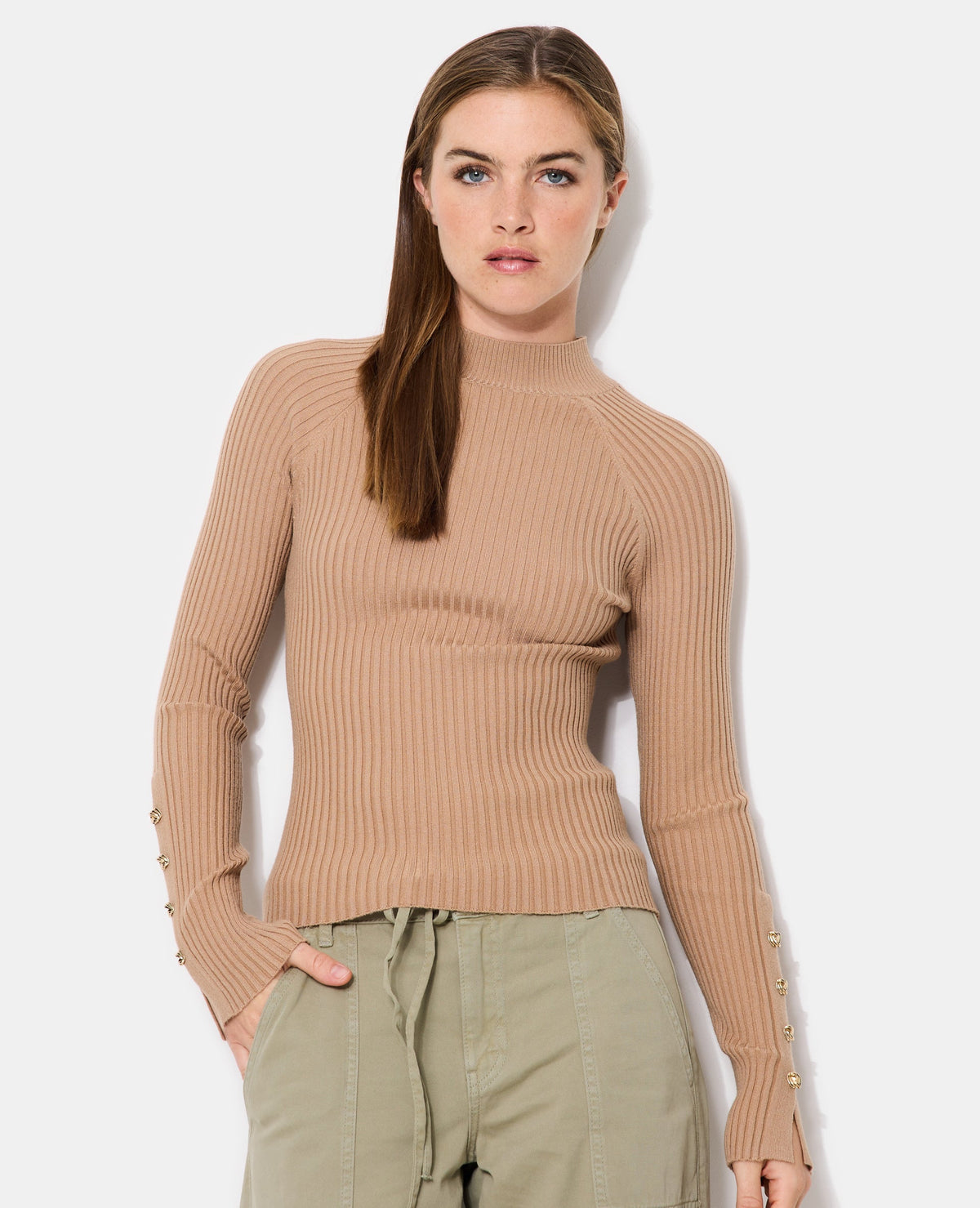 Pull ajusté en maille côtelée avec boutons bijoux