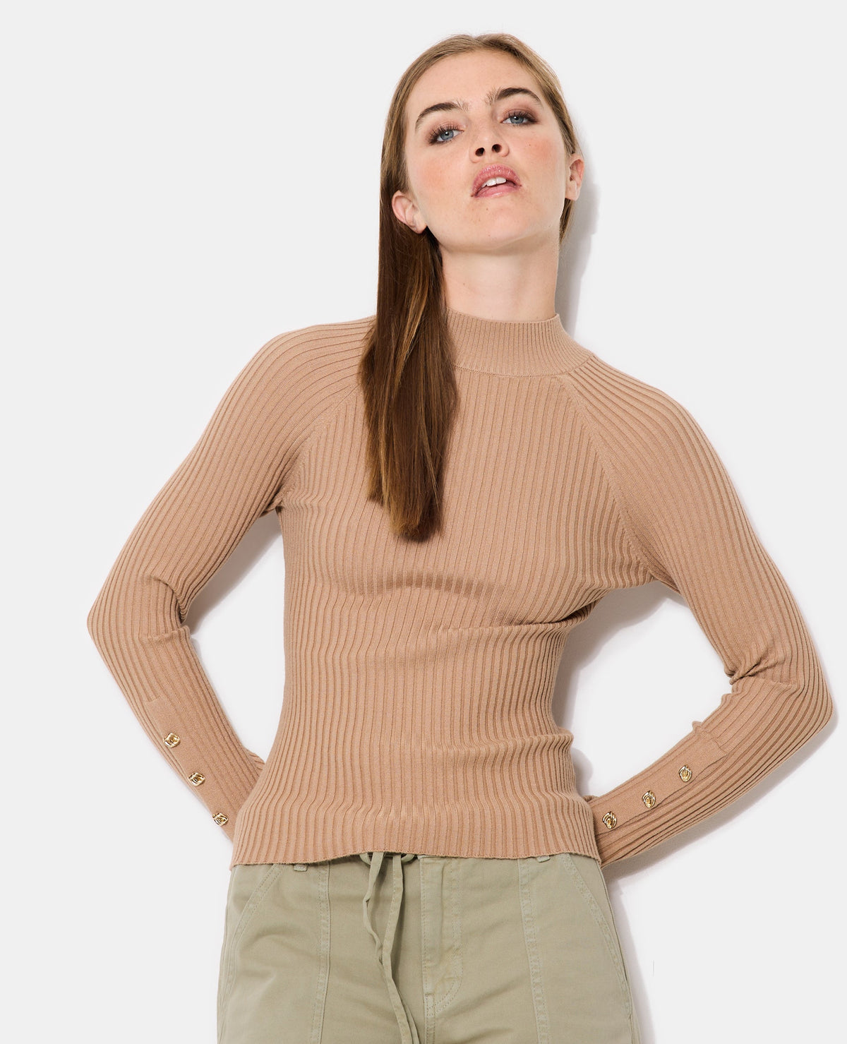 Pull ajusté en maille côtelée avec boutons bijoux