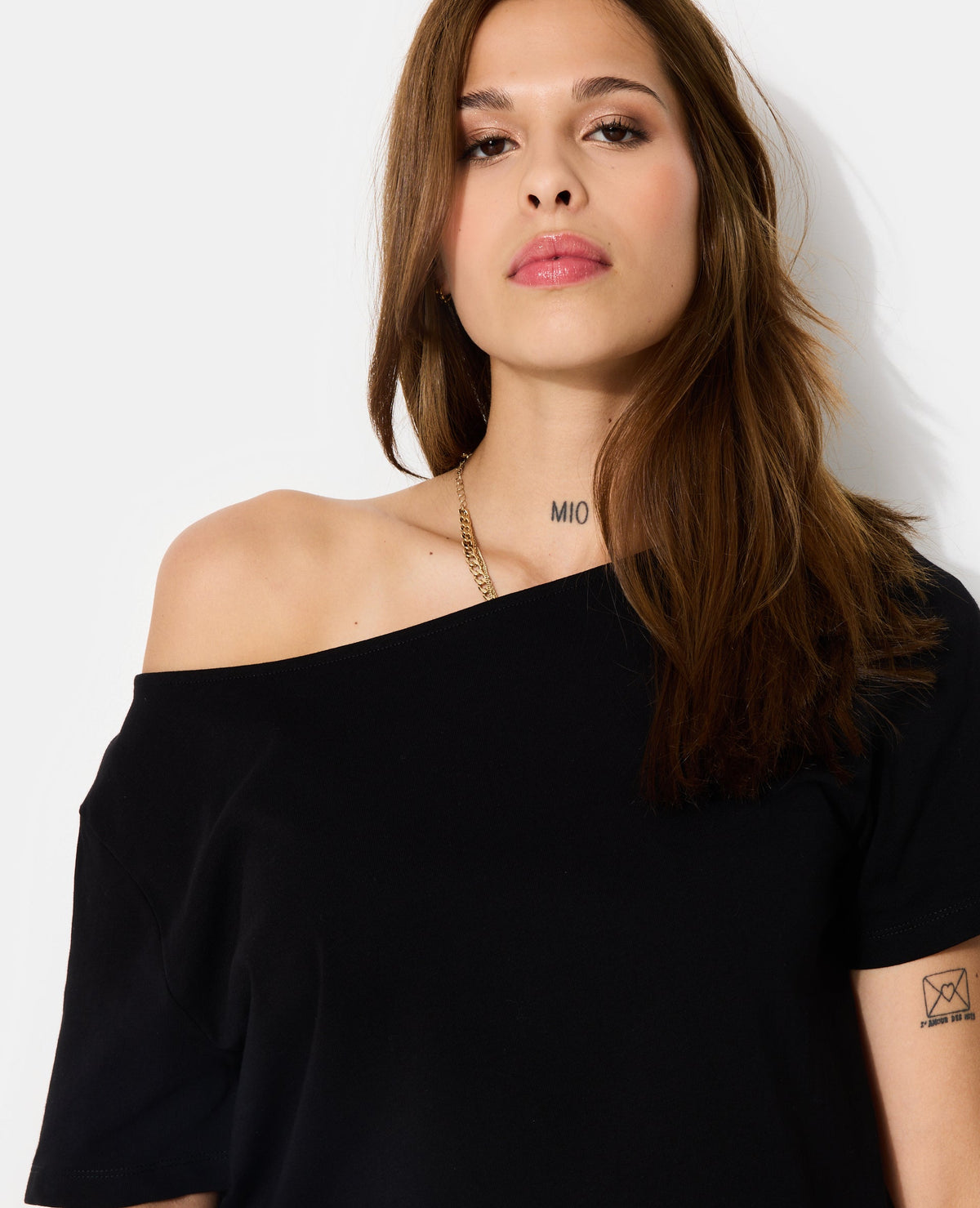 T-shirt manches courtes épaule dégagée