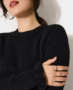Pull en maille côtelée avec finitions ondulées