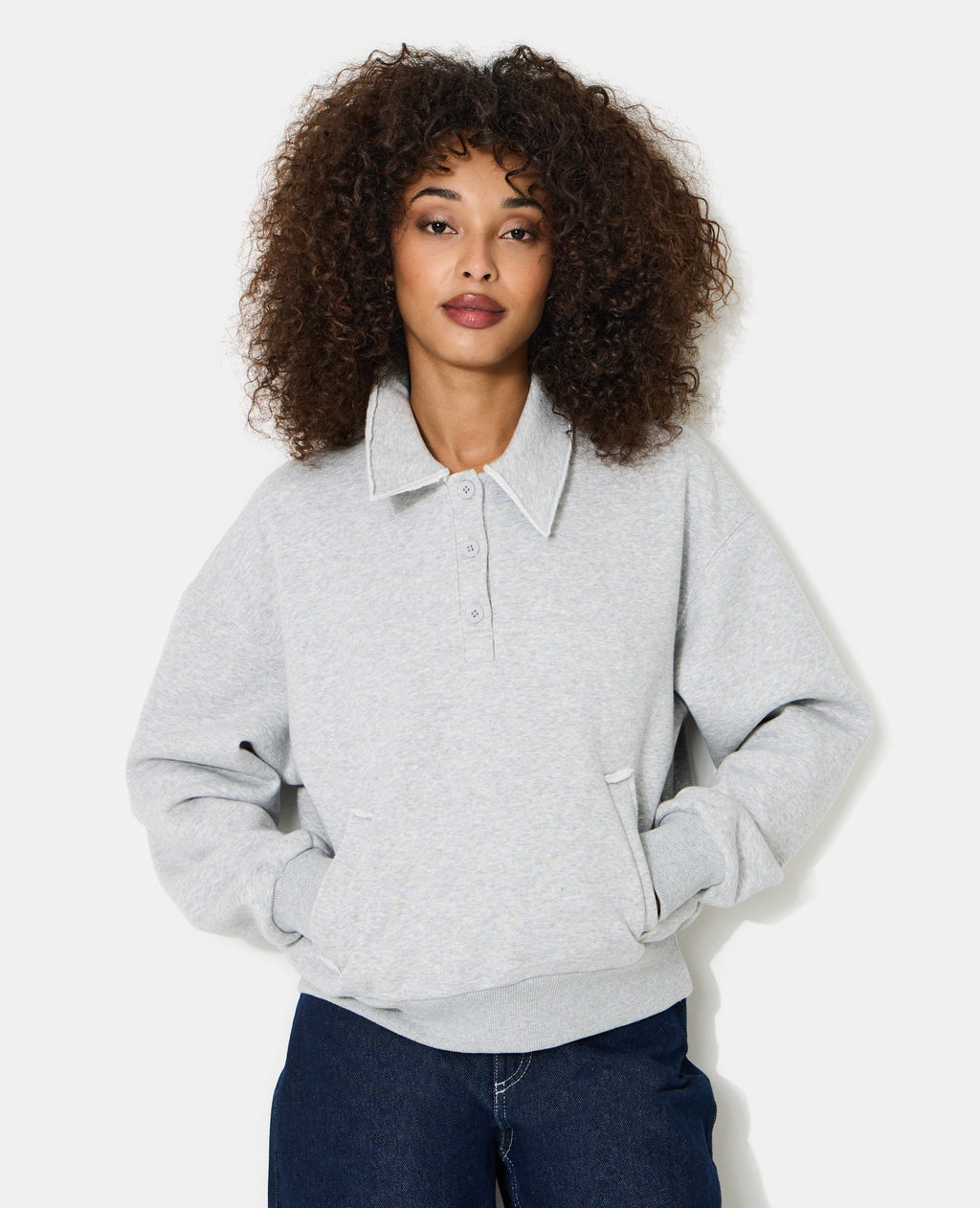 Sweat col polo avec poches et détails coupés