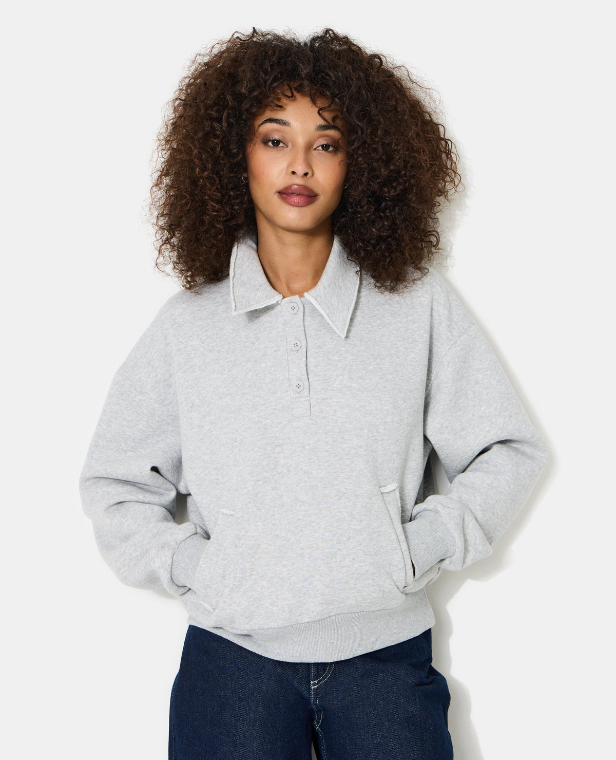 Sweat col polo avec poches et détails coupés