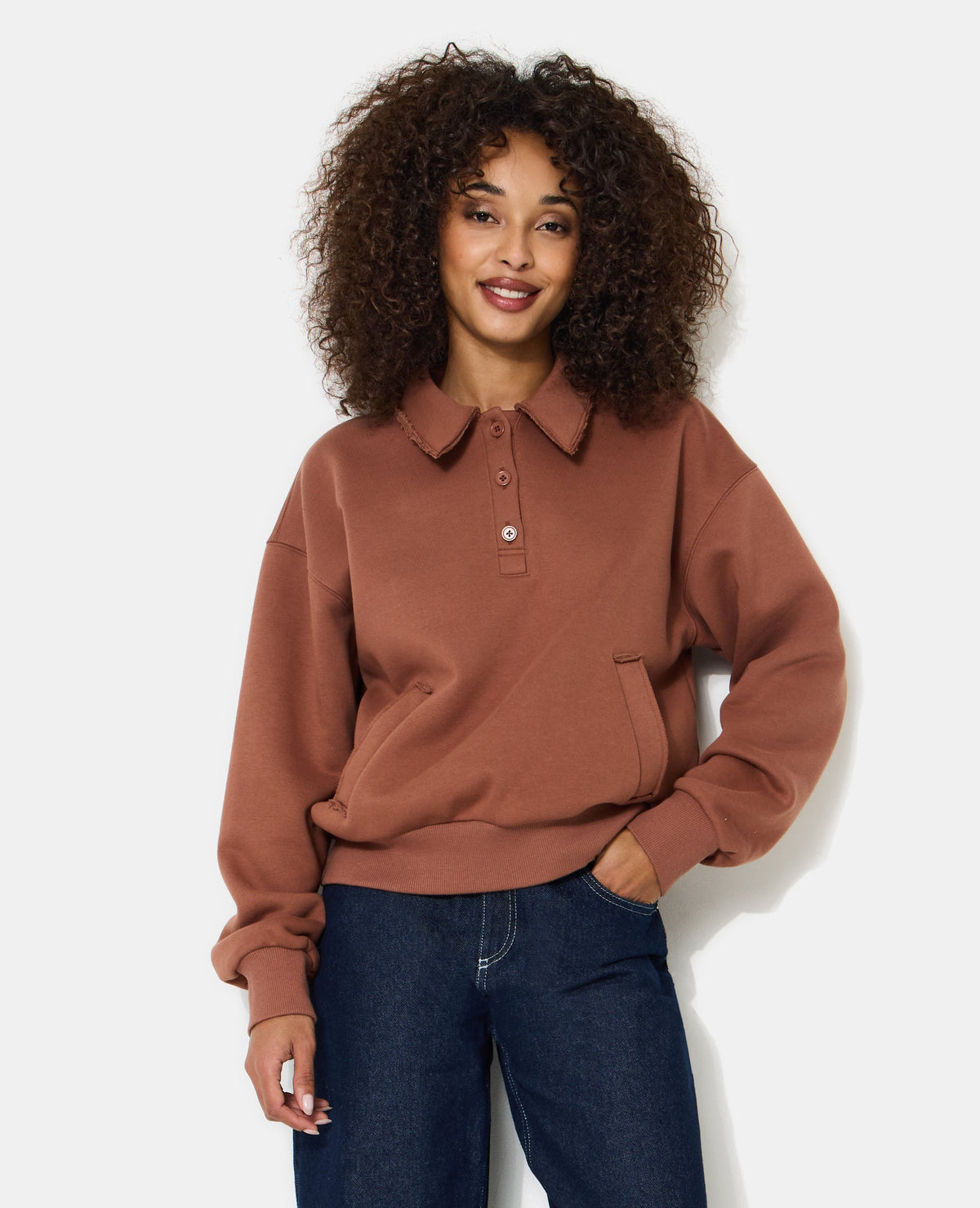 Sweat col polo avec poches et détails coupés
