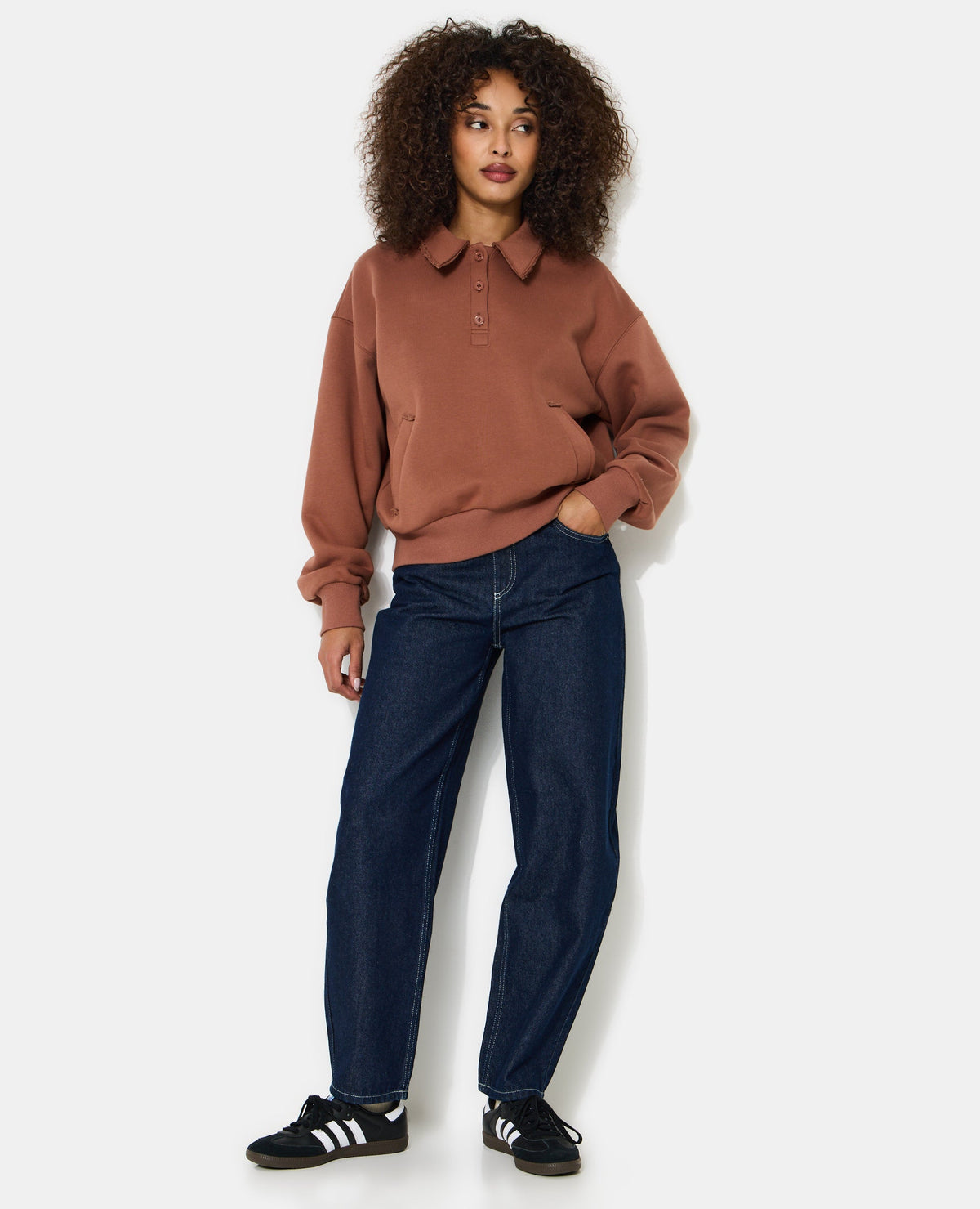 Sweat col polo avec poches et détails coupés