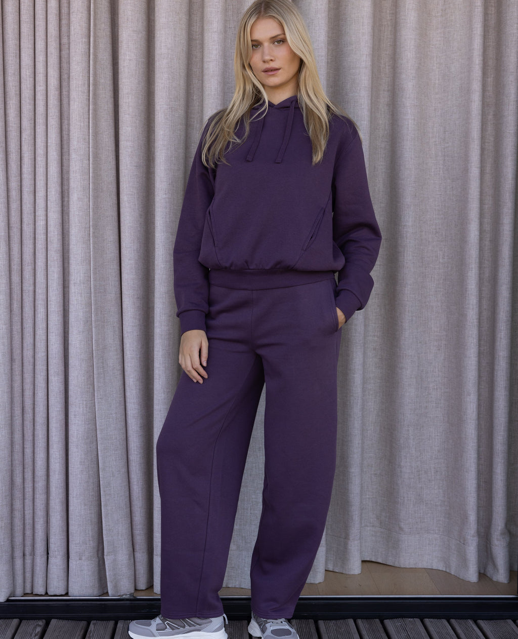 Sweat capuche avec jeux de couture