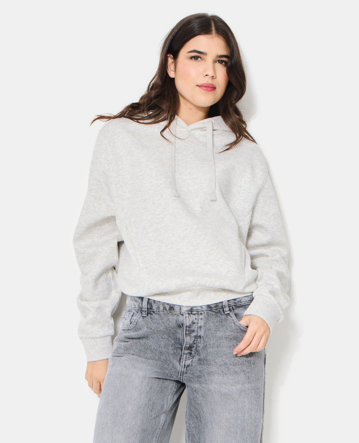 Sweat capuche avec jeux de couture