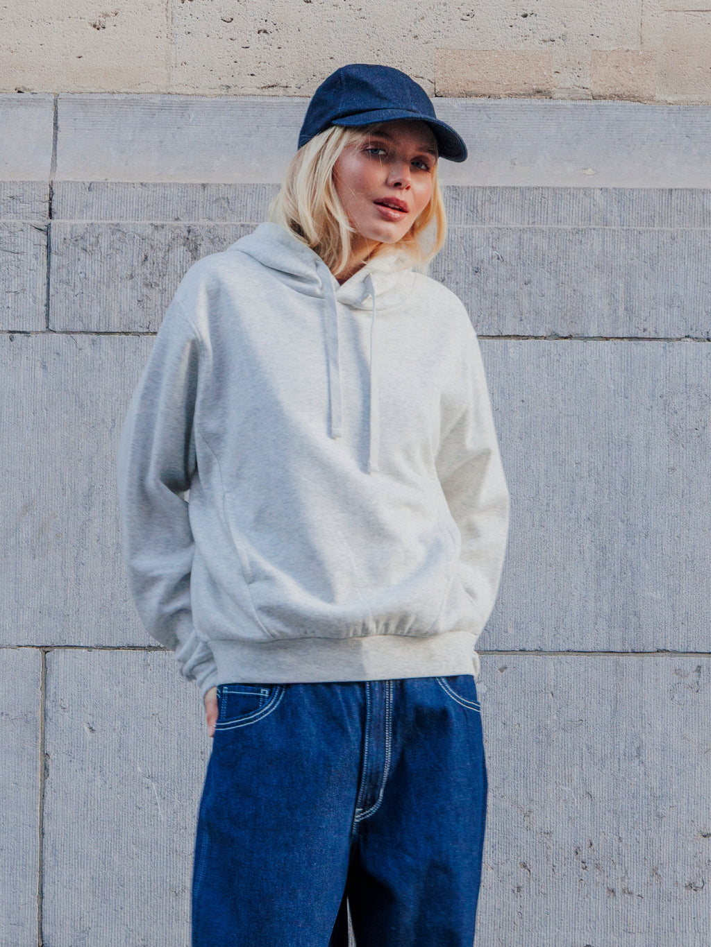 Sweat capuche avec jeux de couture