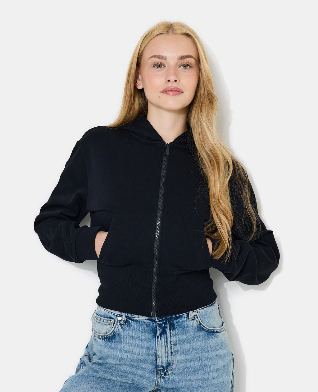 Sweat court zippé avec capuche