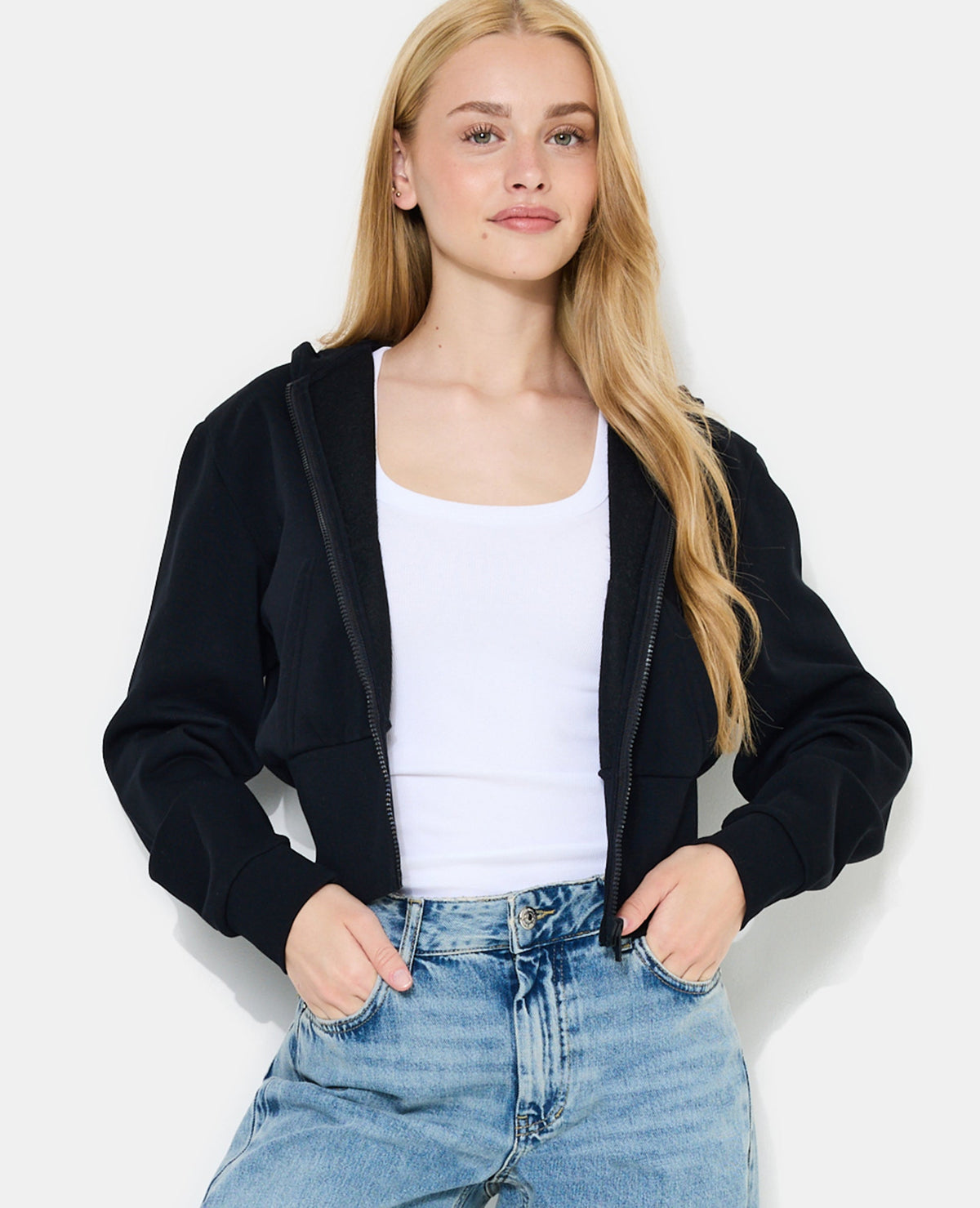Sweat court zippé avec capuche