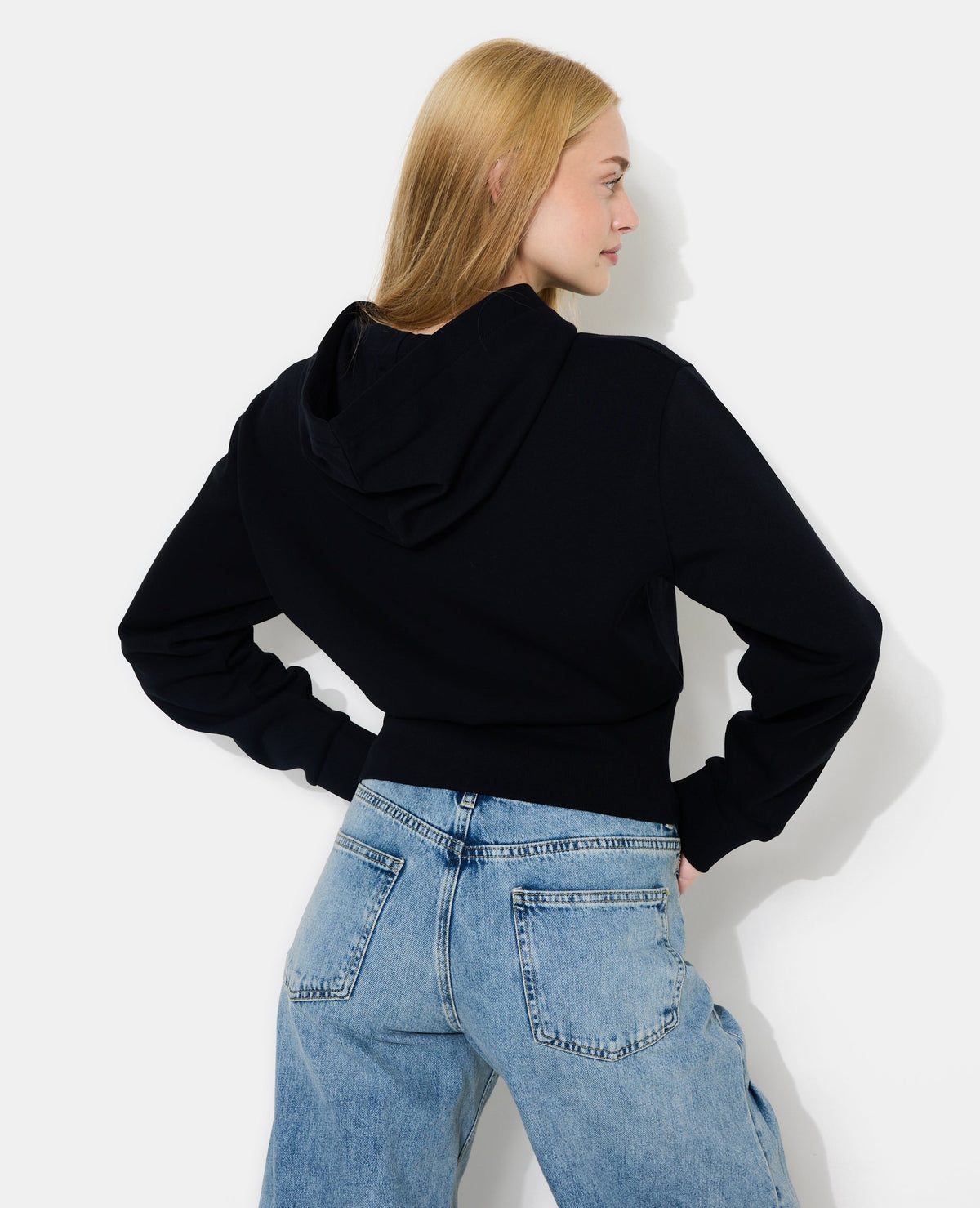 Sweat court zippé avec capuche