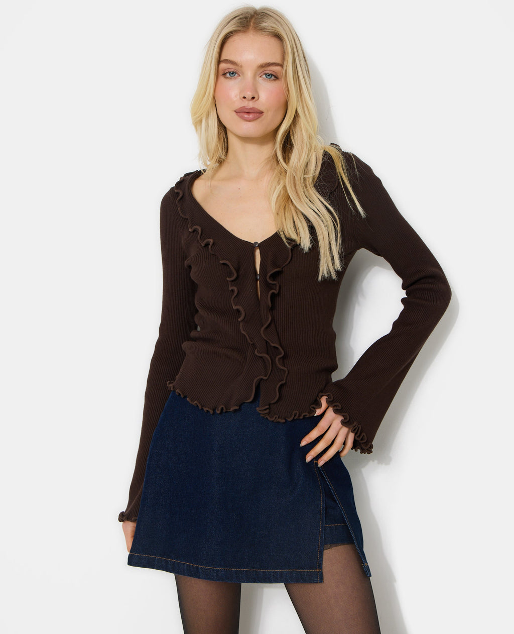 Gilet maille côtelée avec volants et bords ondulés