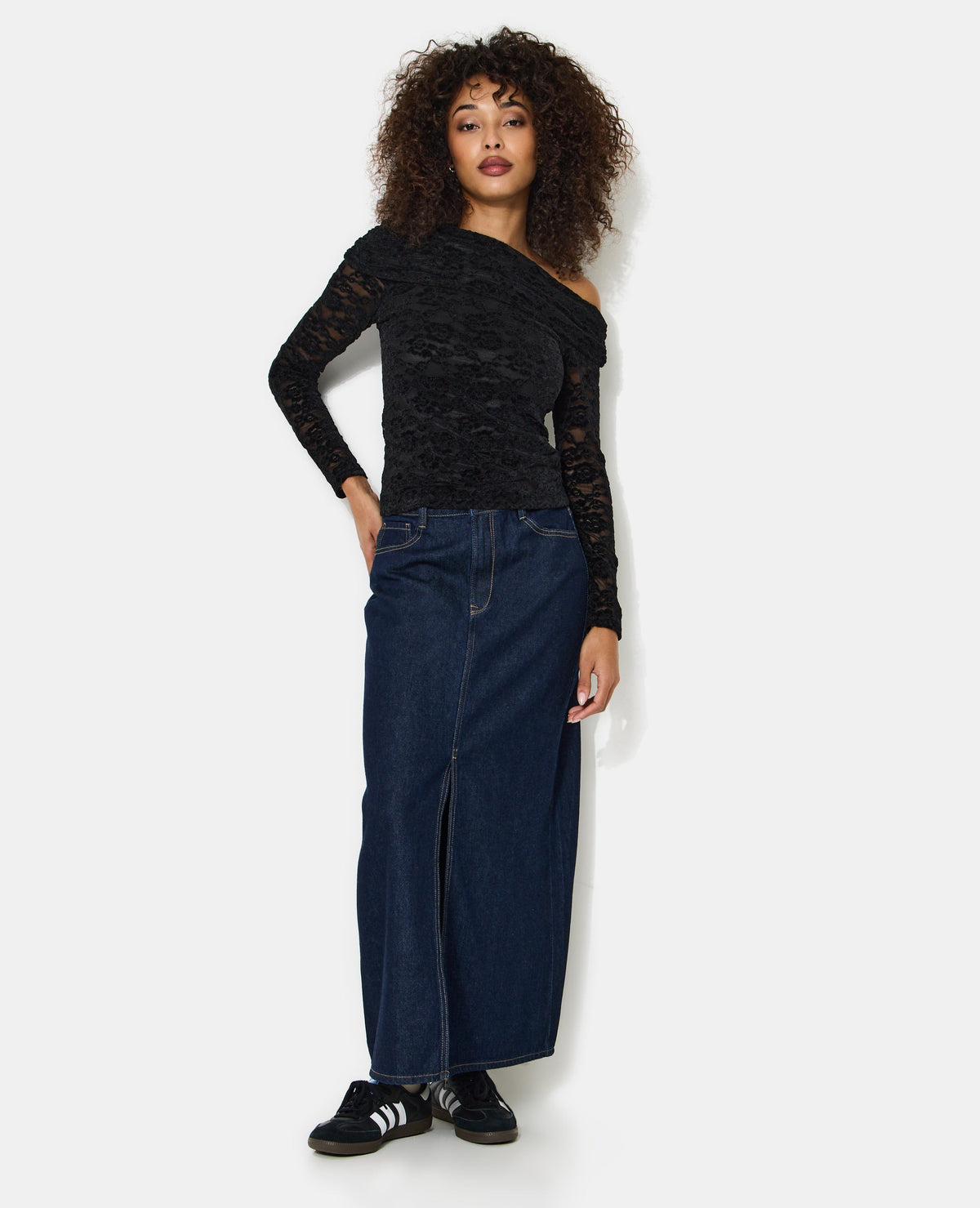 Top asymétrique en résille avec fleurs velours