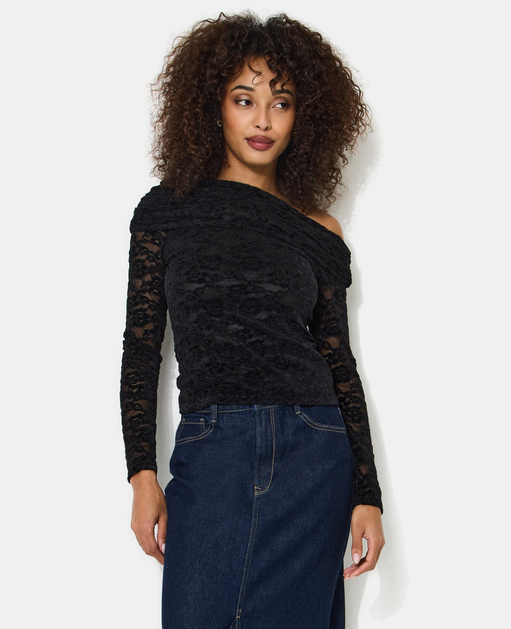 Top asymétrique en résille avec fleurs velours