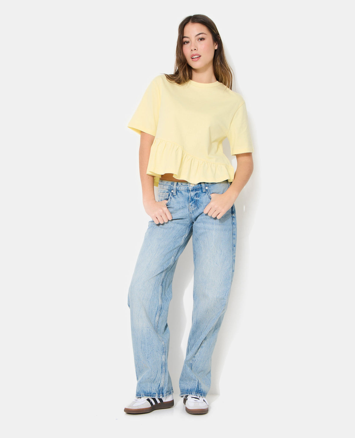 T-shirt avec volant asymétrique