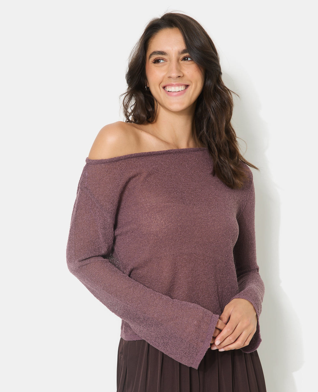 Pull en maille légère et transparente manches flare
