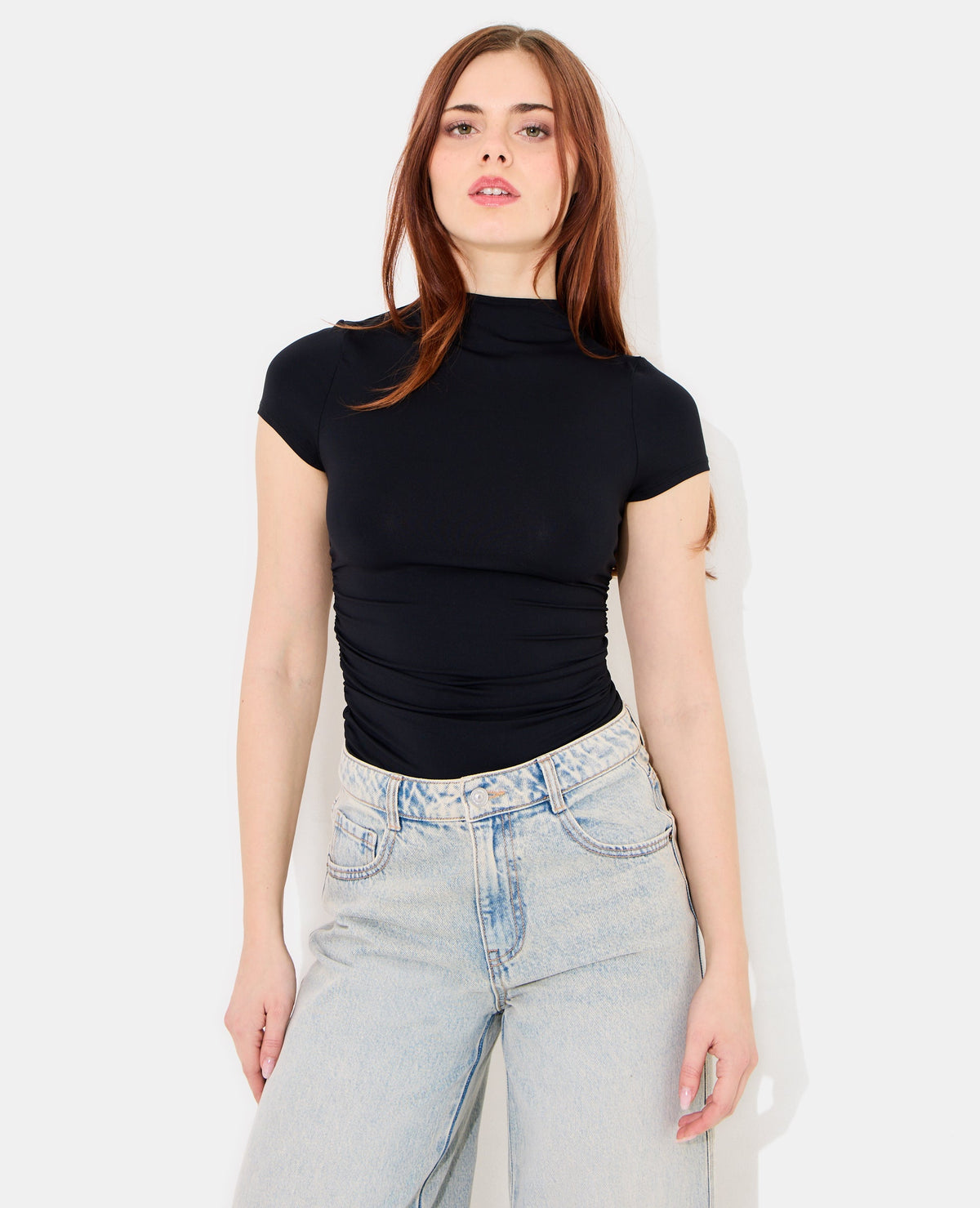 T-shirt avec col montant et fronces côtés