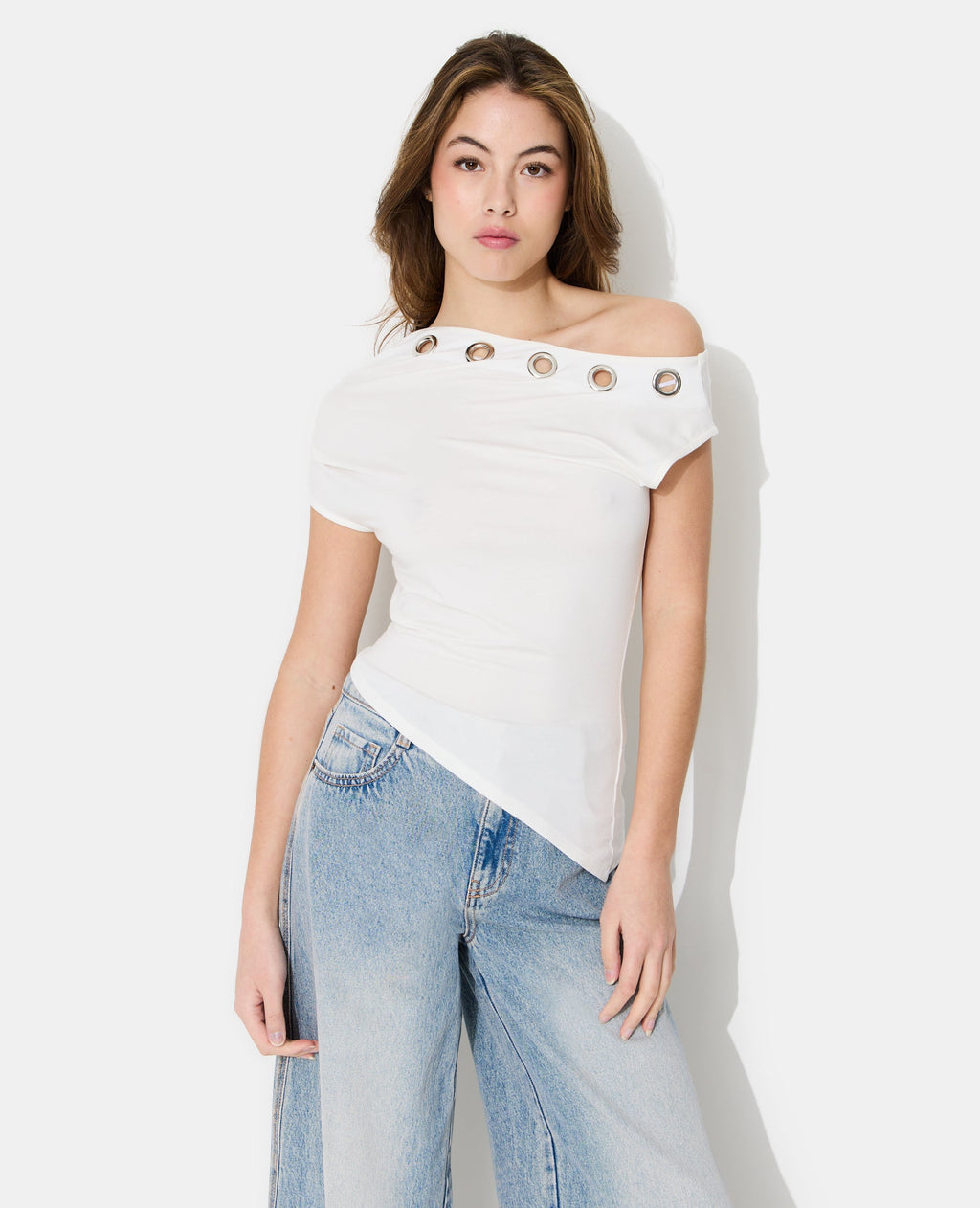 Top asymétrique avec œillets métalliques