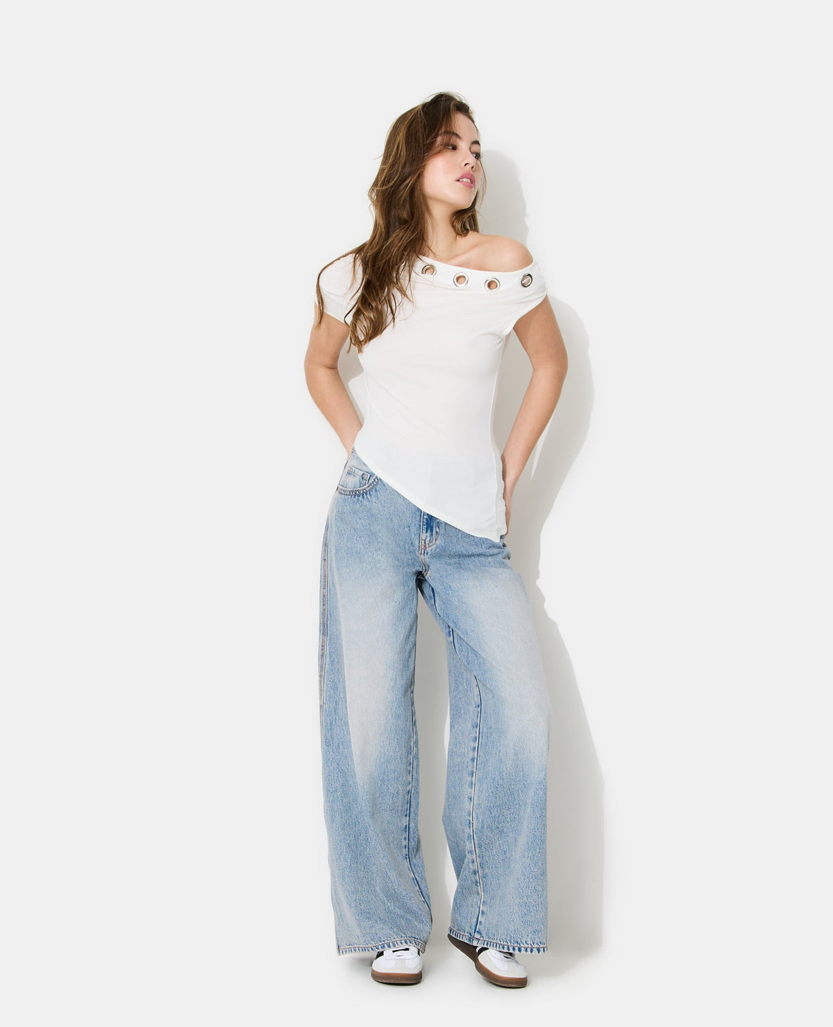Top asymétrique avec œillets métalliques