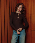 Pull fin maille côtelée avec boutons fantaisie