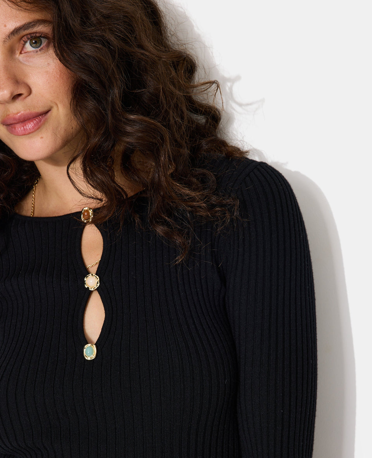 Pull fin maille côtelée avec boutons fantaisie