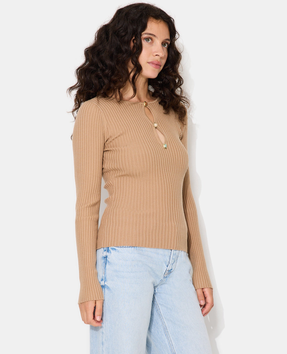 Pull fin maille côtelée avec boutons fantaisie