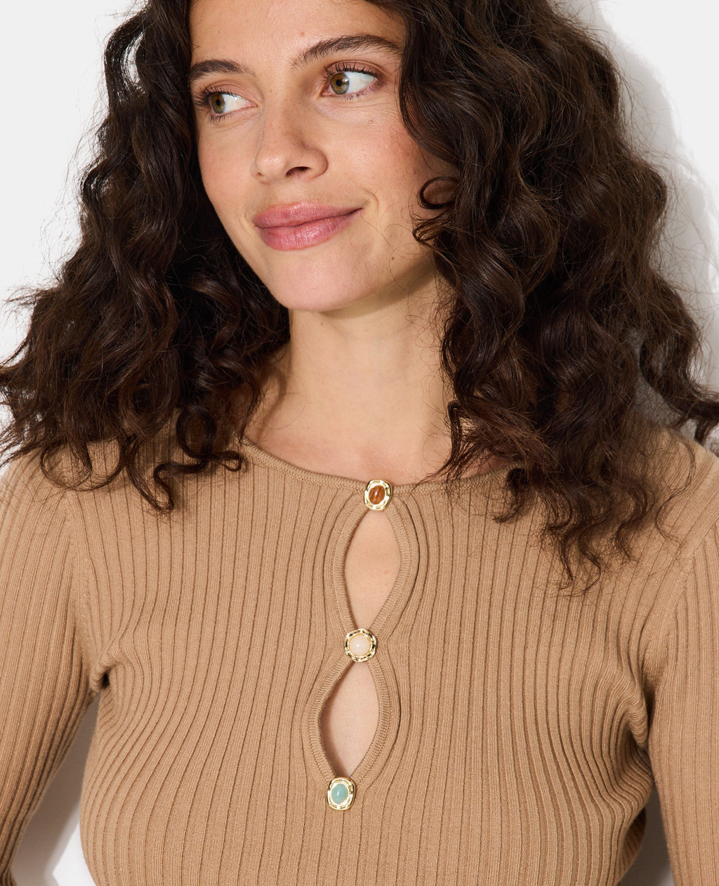 Pull fin maille côtelée avec boutons fantaisie
