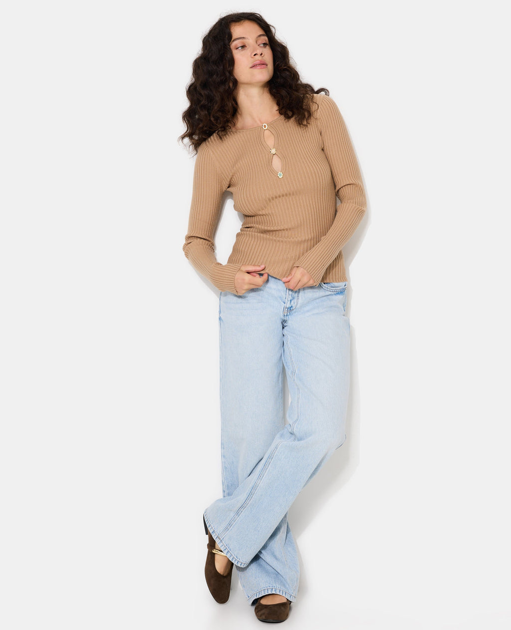 Pull fin maille côtelée avec boutons fantaisie