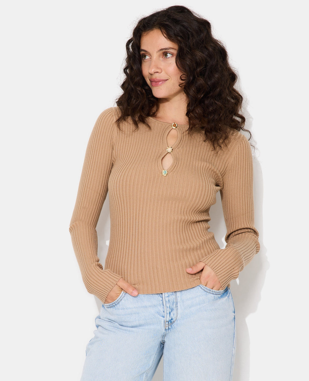 Pull fin maille côtelée avec boutons fantaisie