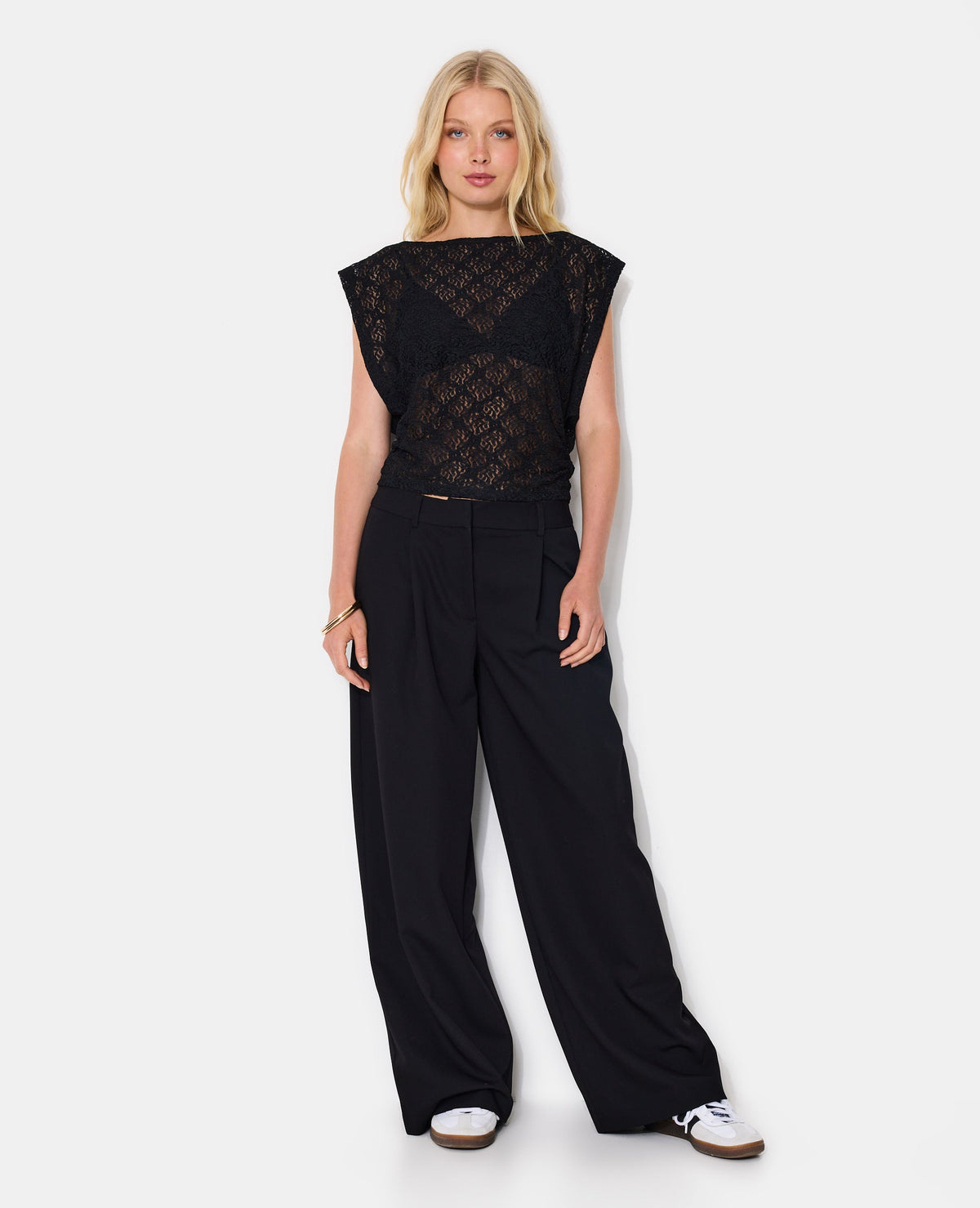 Top en dentelle emmanchures larges