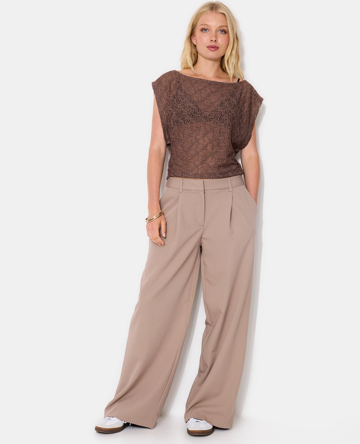 Top en dentelle emmanchures larges