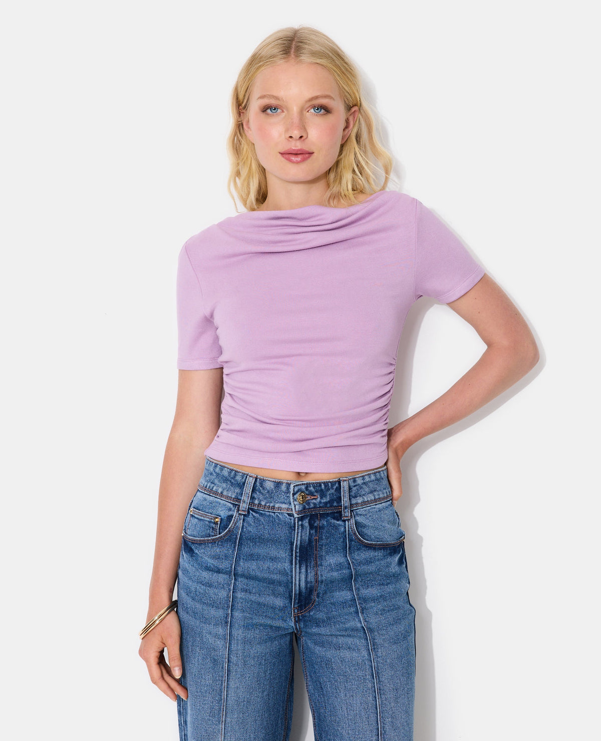 T-shirt encolure asymétrique et drapée