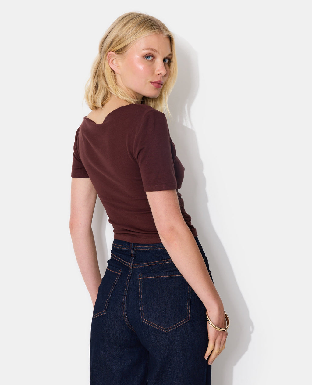 T-shirt encolure asymétrique et drapée