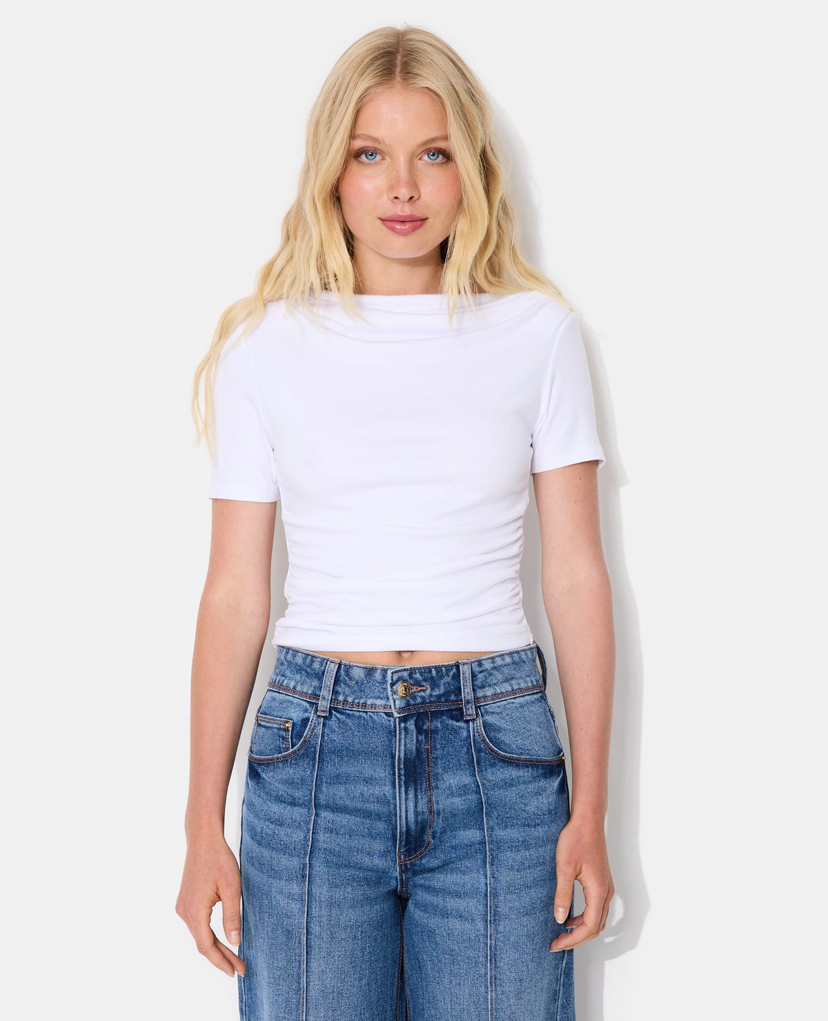 T-shirt encolure asymétrique et drapée