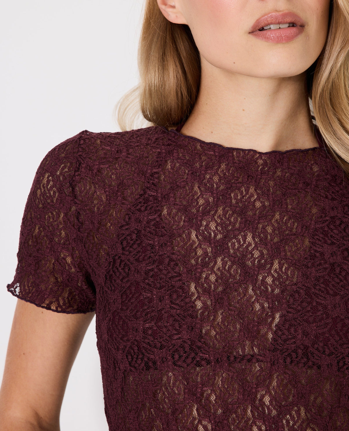 T-shirt en dentelle manches courtes