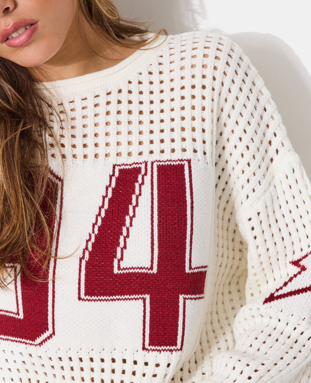 Pull oversize en maille ajourée avec numéro 94