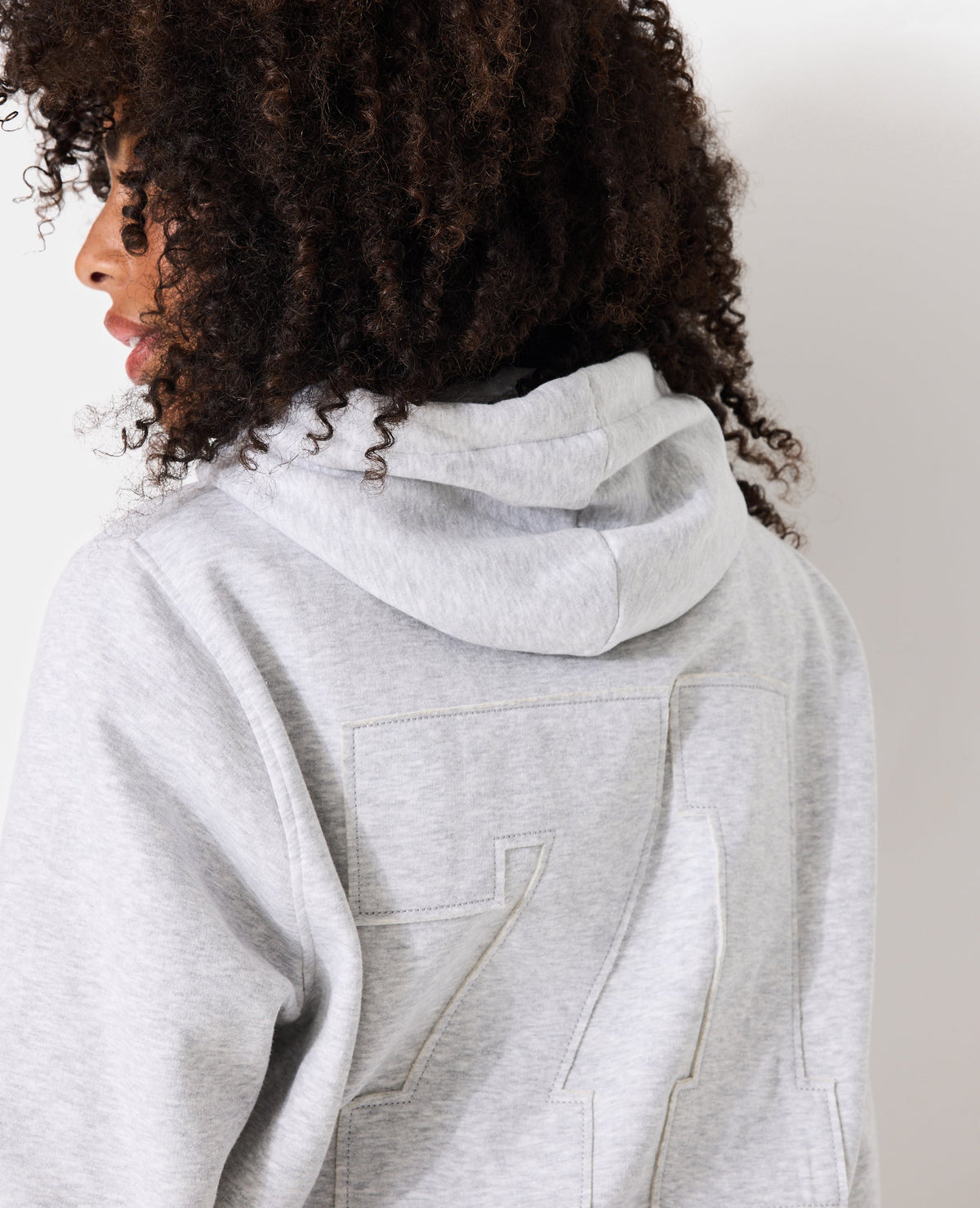 Sweat capuche avec patchs 71 dos