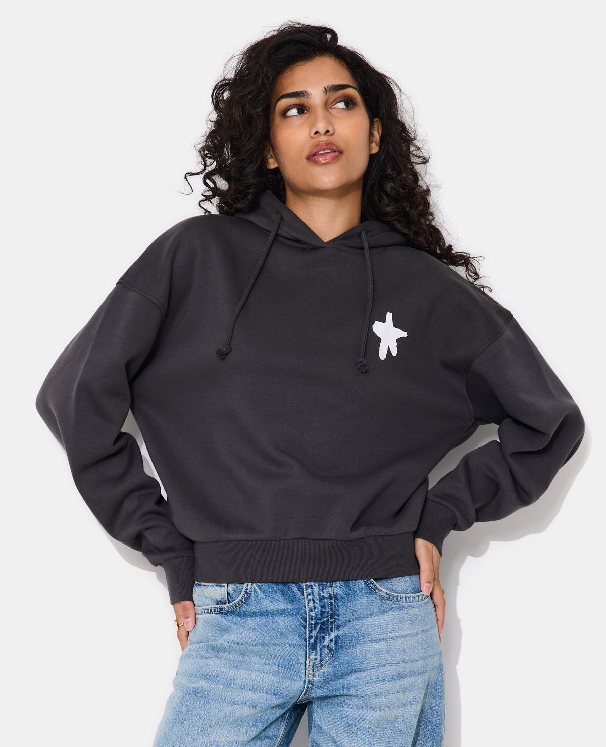 Sweat molleton capuche avec prints étoiles et roses