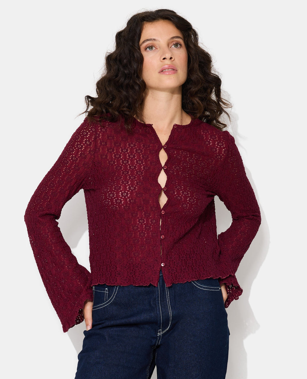 Top en dentelle avec manches flare et boutons