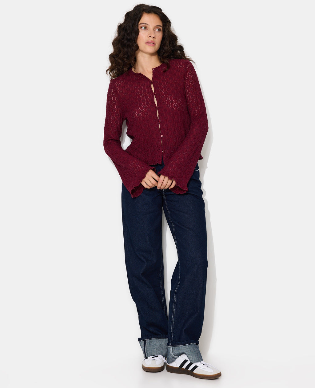Top en dentelle avec manches flare et boutons