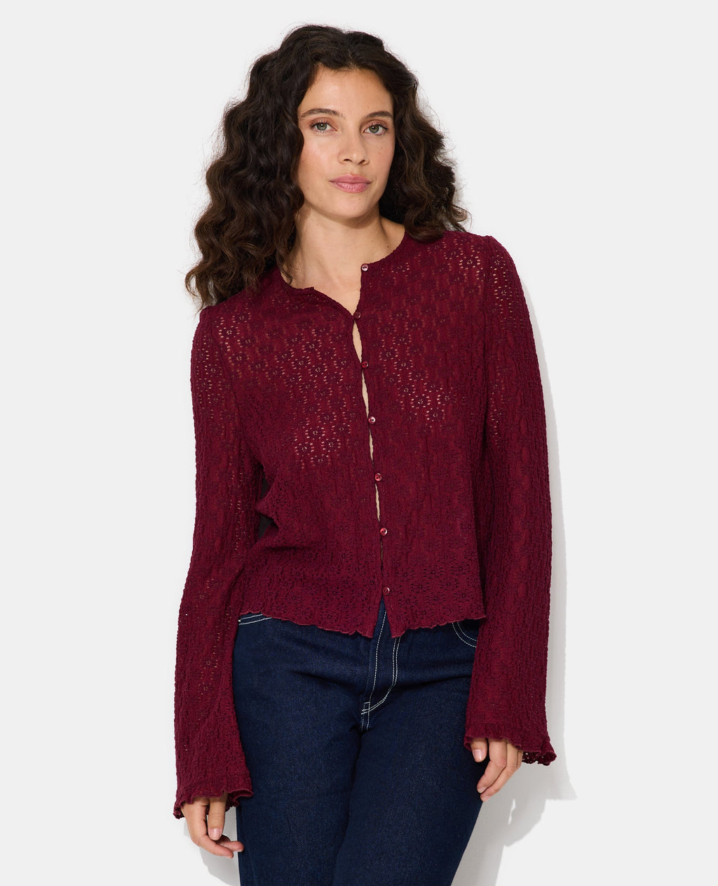 Top en dentelle avec manches flare et boutons