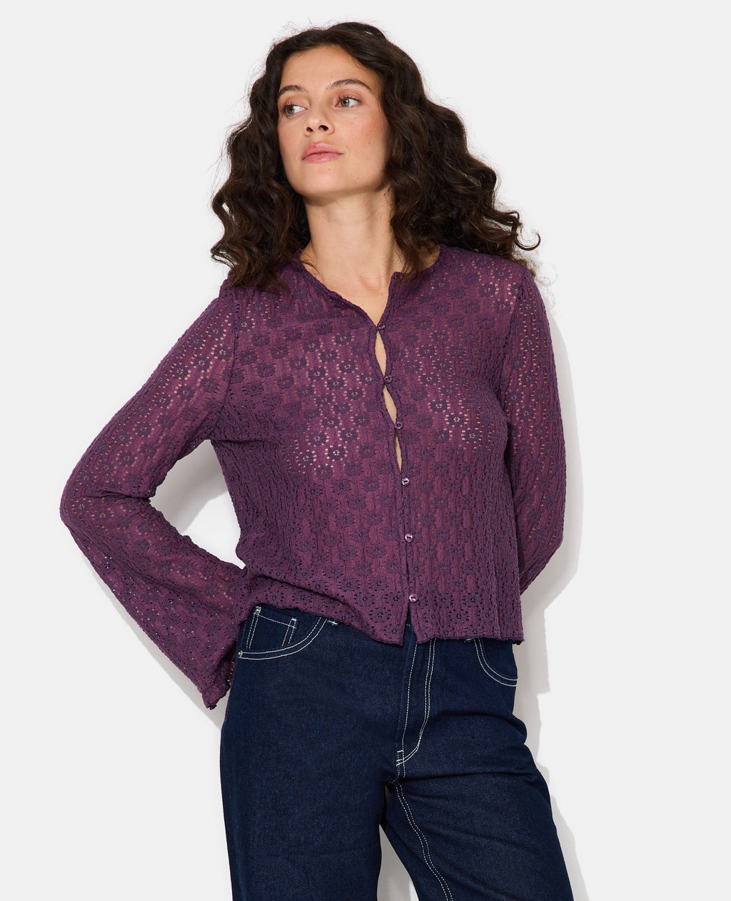 Top en dentelle avec manches flare et boutons