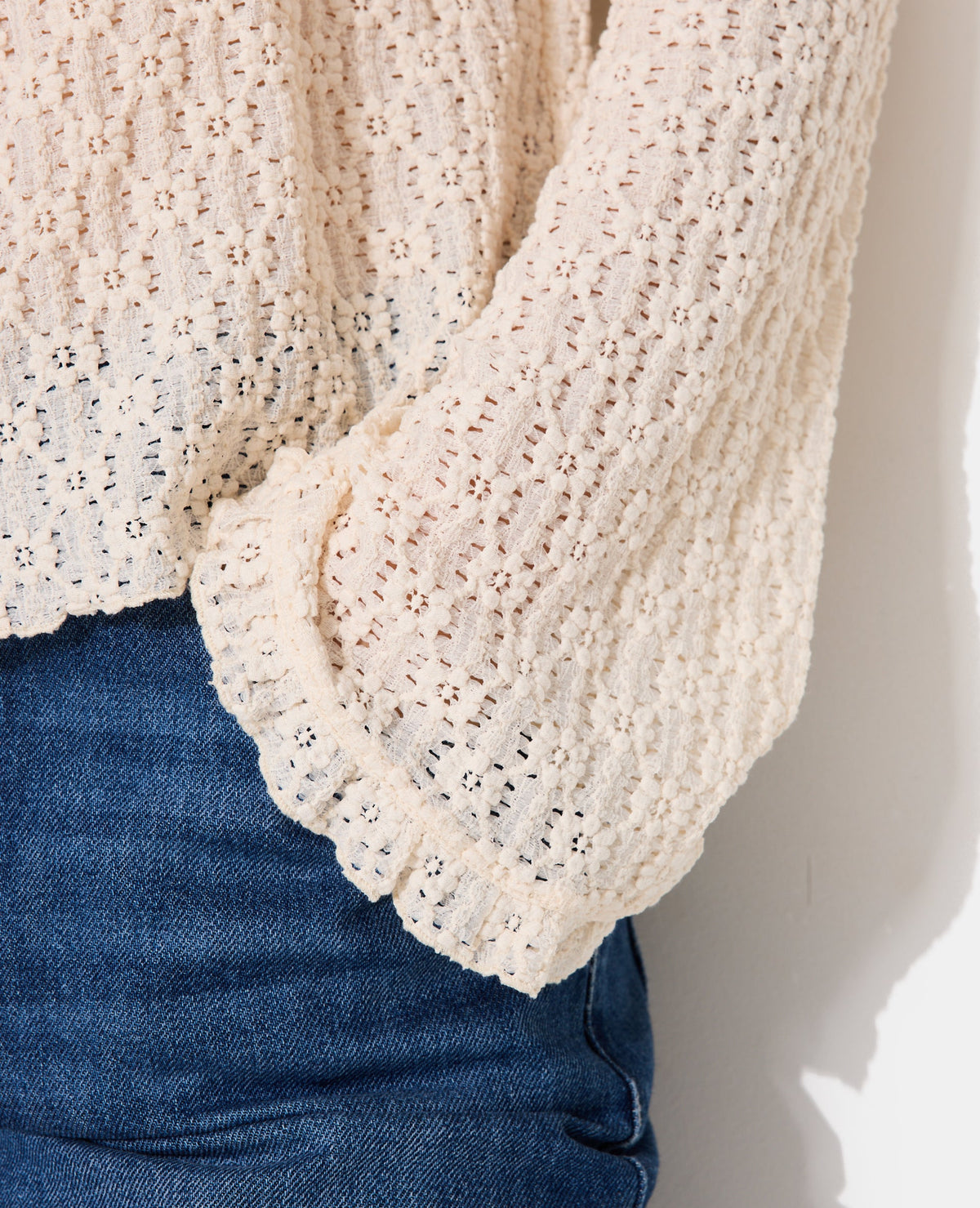 Top en dentelle avec manches flare et boutons
