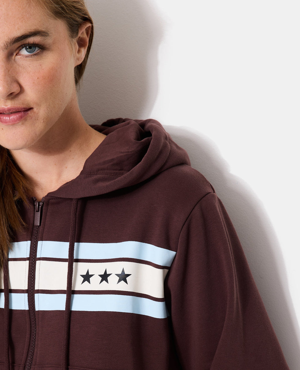 Sweat zippé capuche avec bandes et étoiles