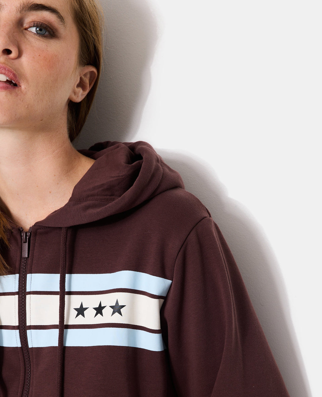Sweat zippé capuche avec bandes et étoiles