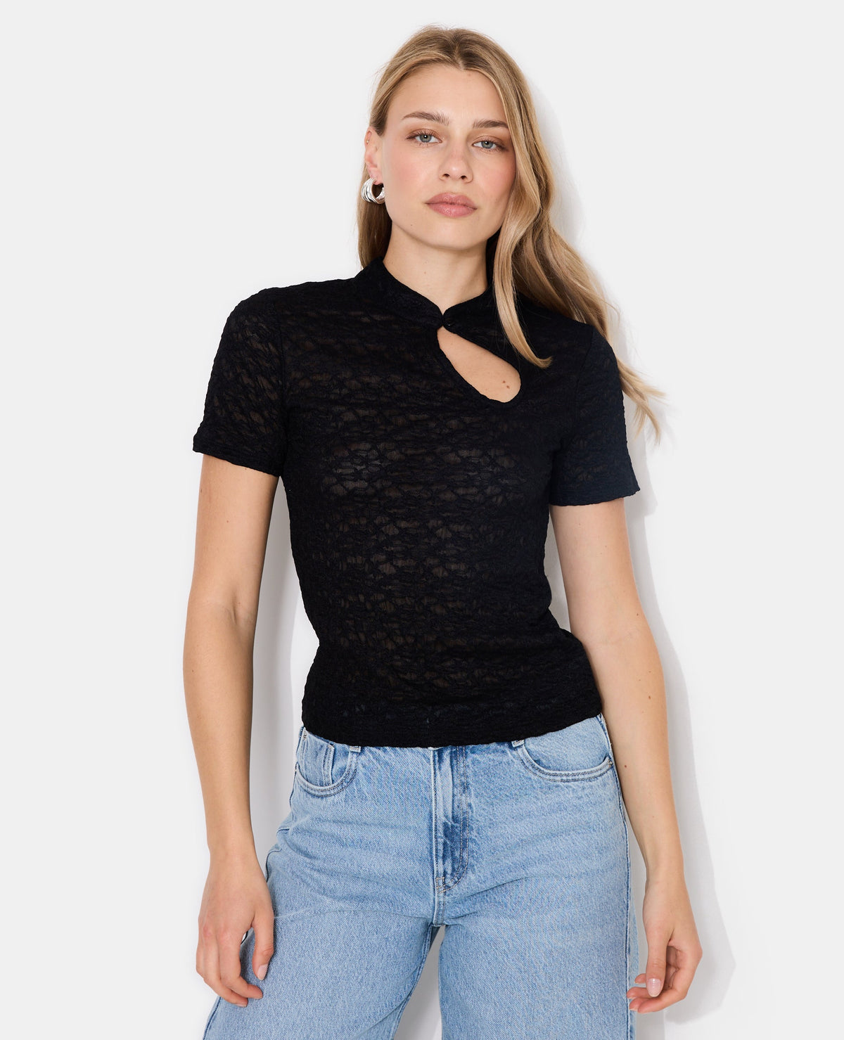 Top en dentelle col mao avec goutte et bouton