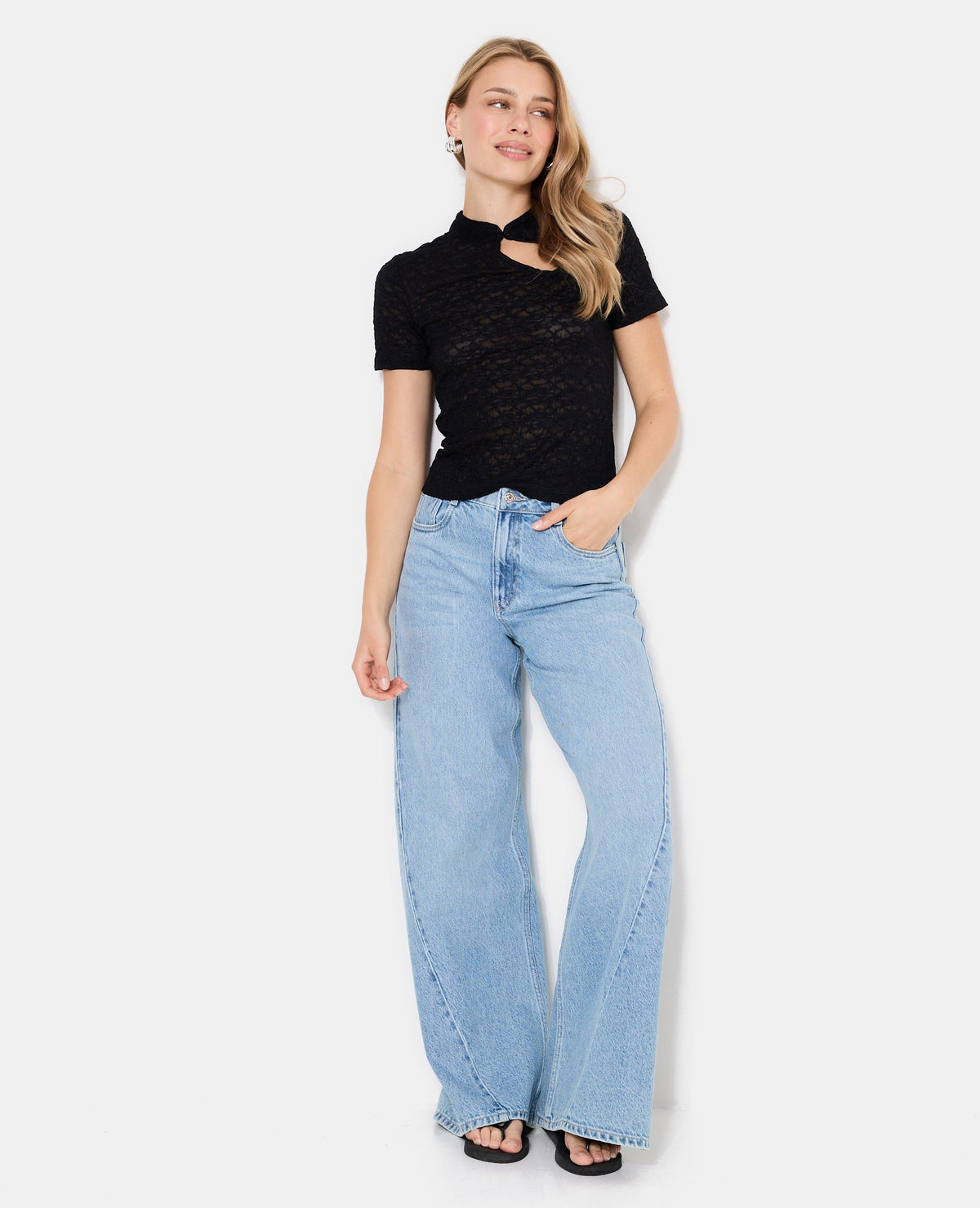 Top en dentelle col mao avec goutte et bouton
