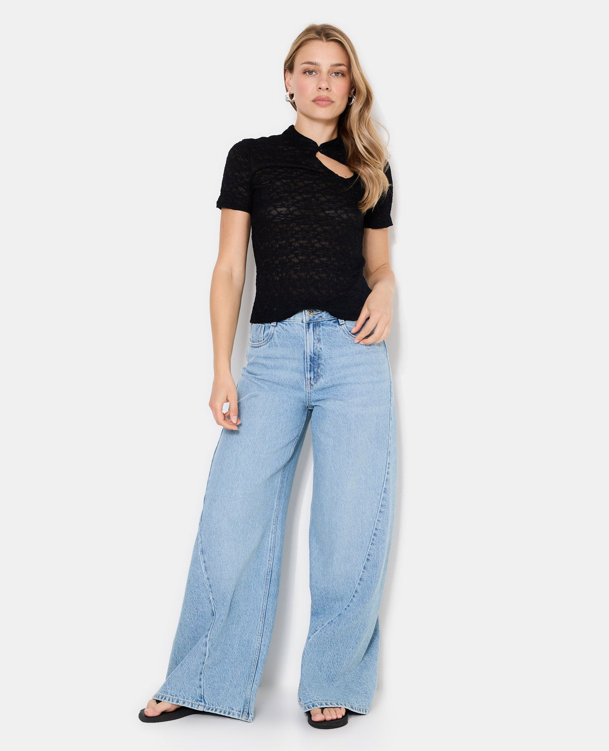 Top en dentelle col mao avec goutte et bouton