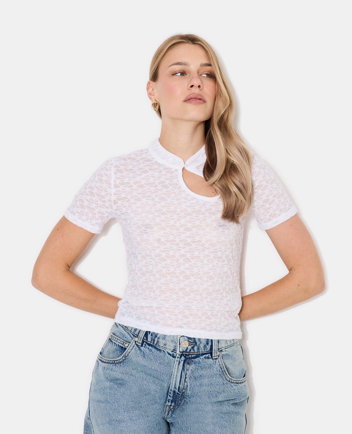 Top en dentelle col mao avec goutte et bouton