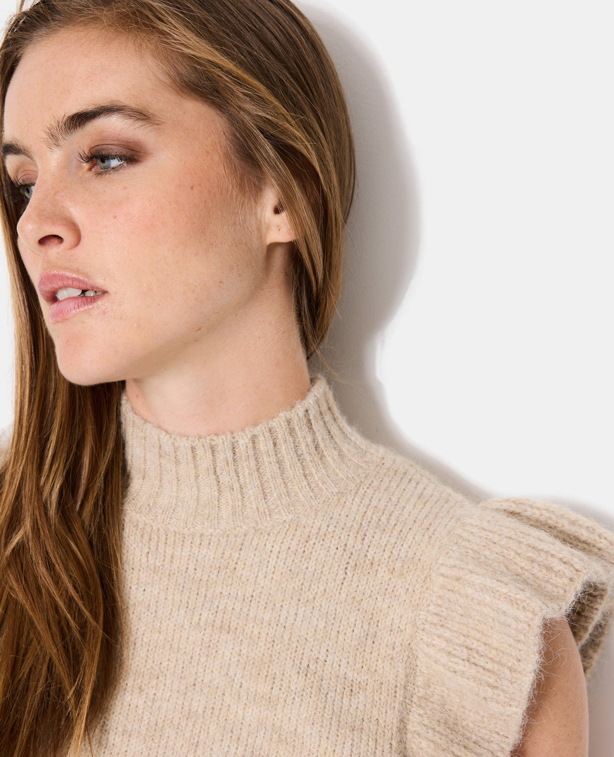 Pull sans manches avec volants et col montant