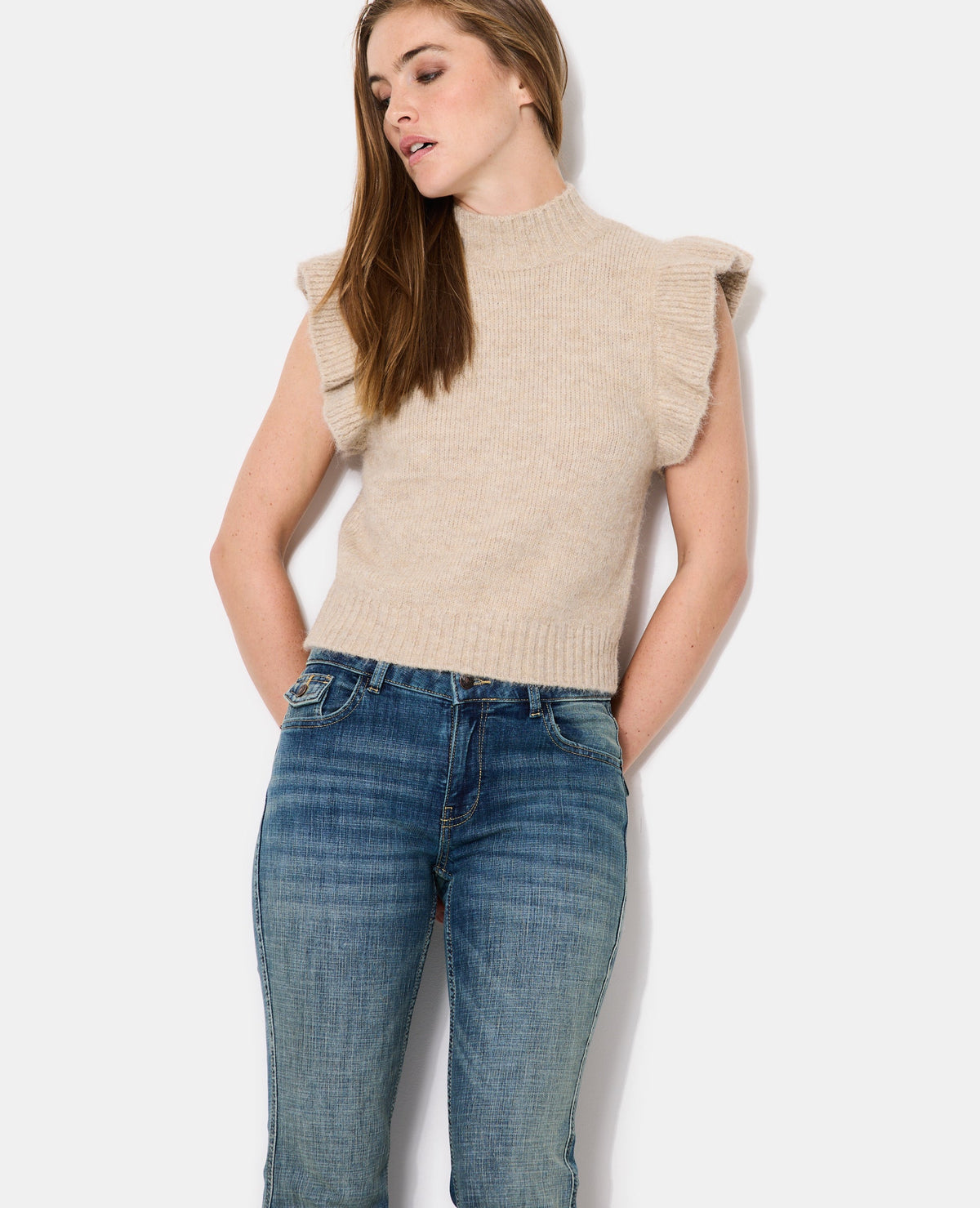 Pull sans manches avec volants et col montant